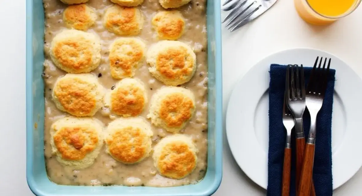 biscuit gravy casserole
